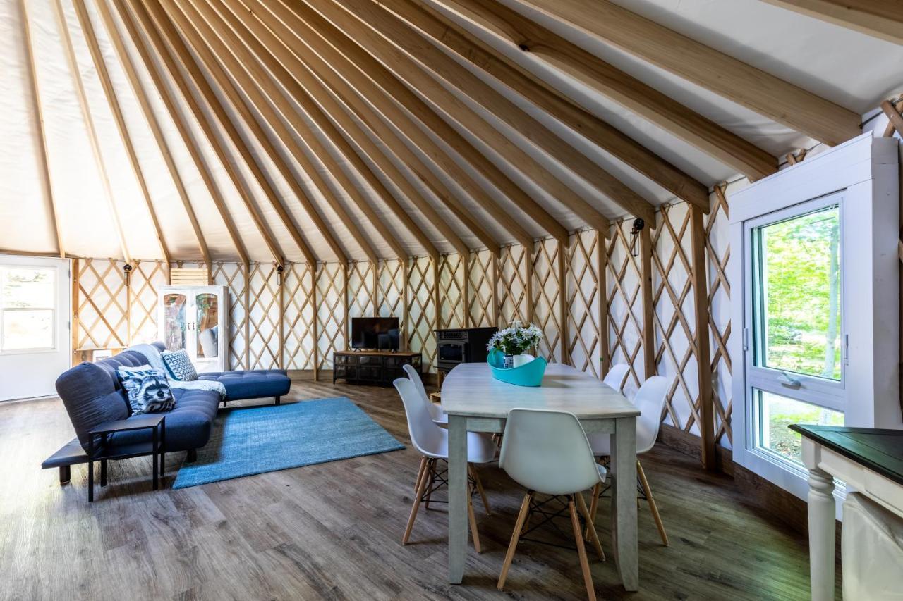 Yourtes Glamping Du Poisson Blanc Notre-Dame-du-Laus 外观 照片